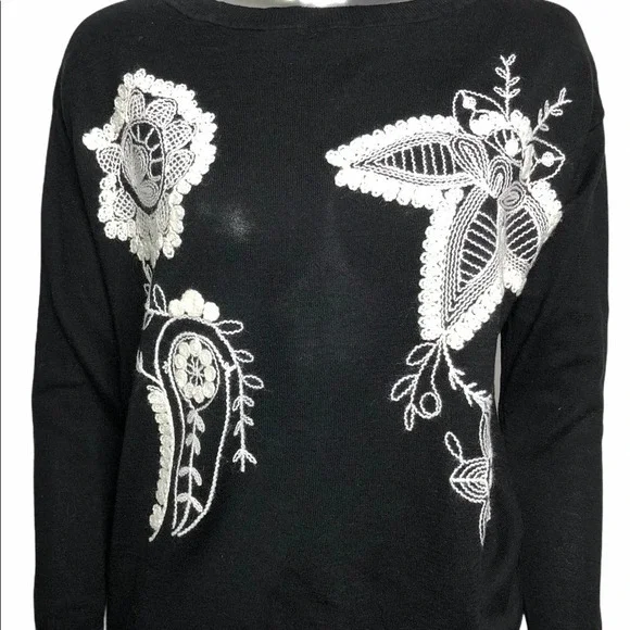 🛍️3/$40 Chaps Black  Embroidered Crewneck Sweater Black Winter White Size Small - Picture 4 of 5